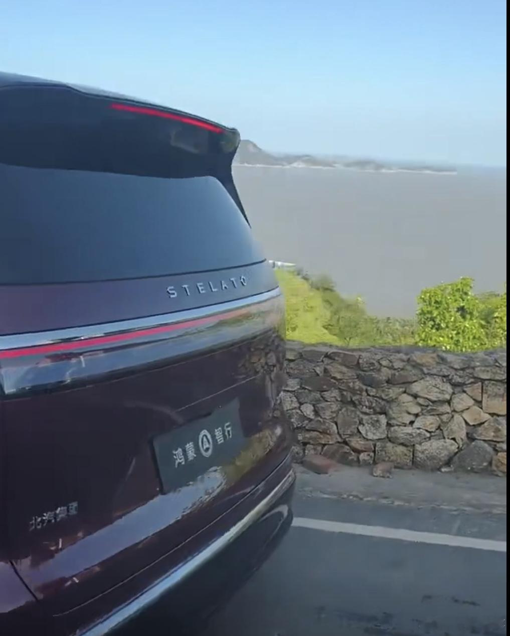 鸿蒙智行享界V8无伪装测试车亮相享界V8无伪装实车在路上被拍到啦！寰宇红颜色真的