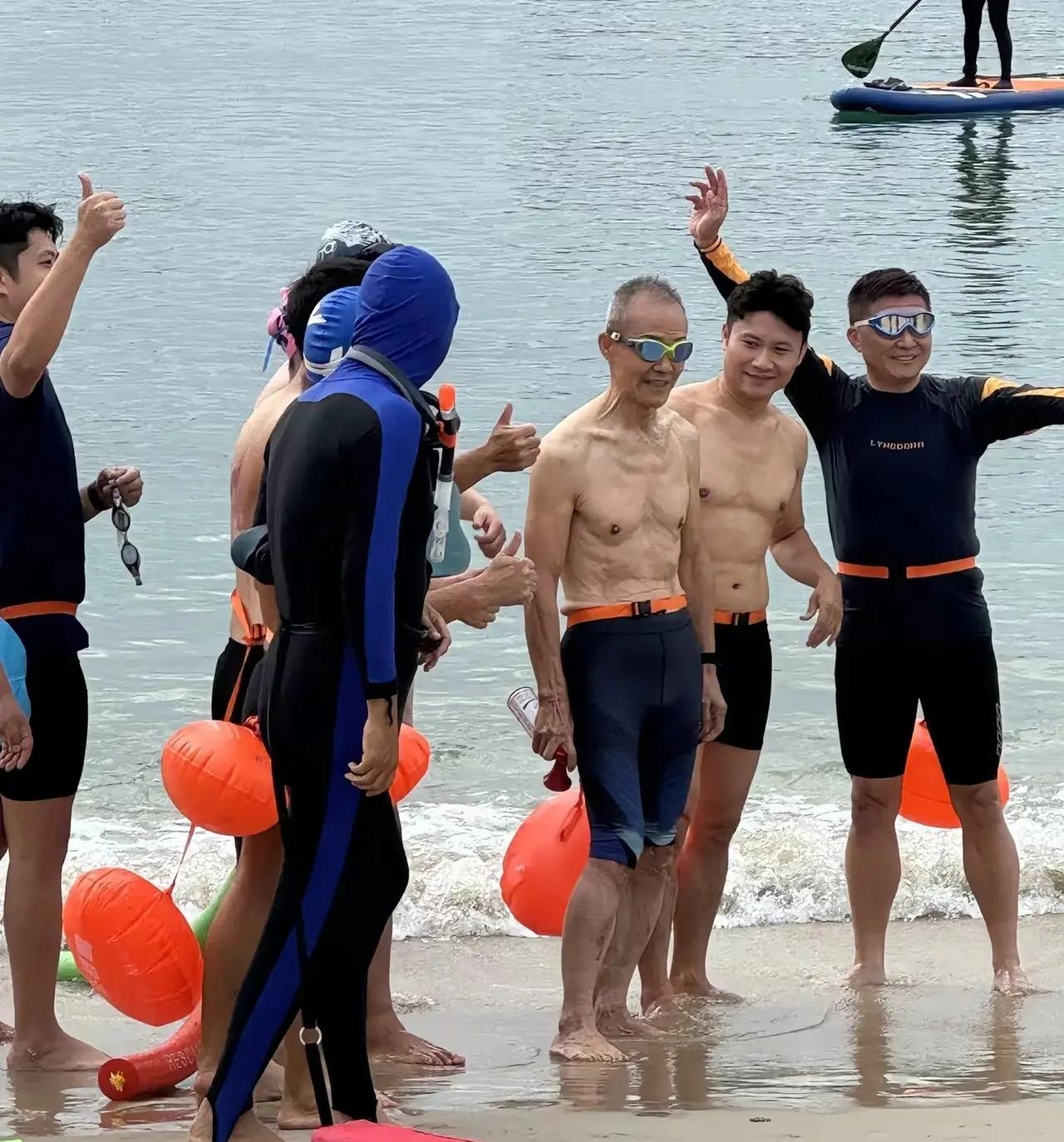 王石和朋友现身深圳大梅沙海滨公园游玩，他裸露上半身给朋友炫耀身材，这么大岁数还出