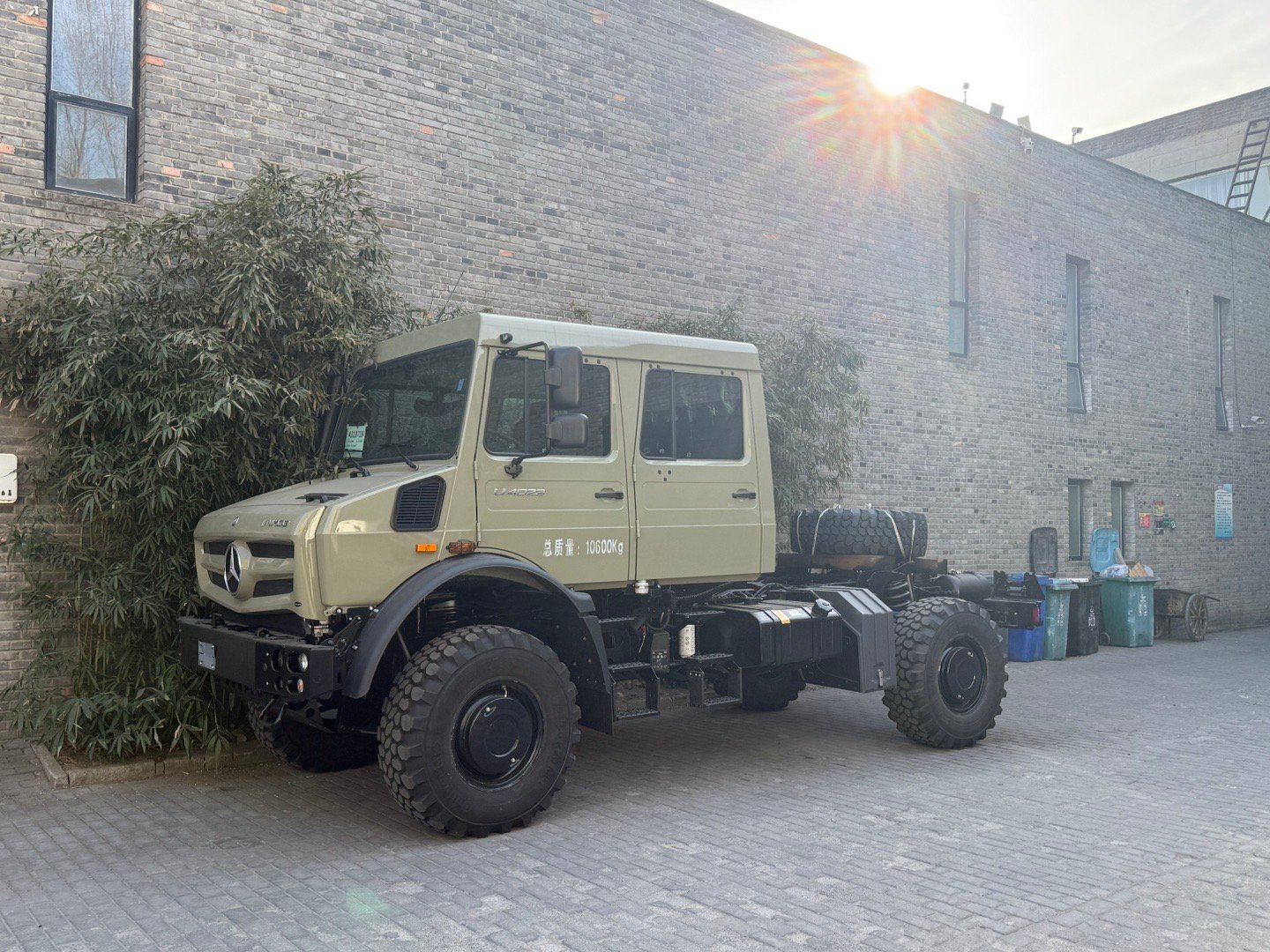 感觉我邻居宝峰玛丽亚的BM房车今年这生意真不错啊…一院子新车。这双排座的乌尼莫克