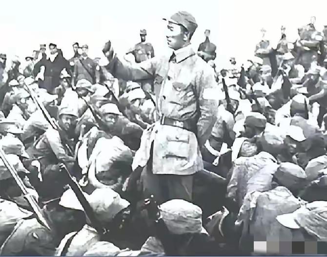 1940年，营里新教导员上任，营长王子衡去迎接时，刚要笑，谁知，看清对方的脸后，