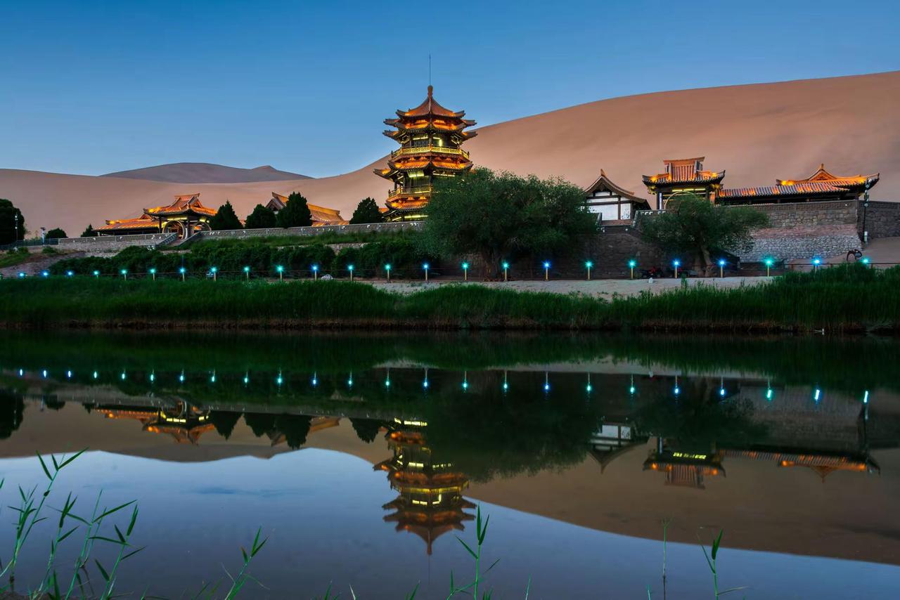 月牙泉。月牙泉沙漠月牙泉夜景 夜色中的月牙泉 大漠楼阁 月牙泉之美