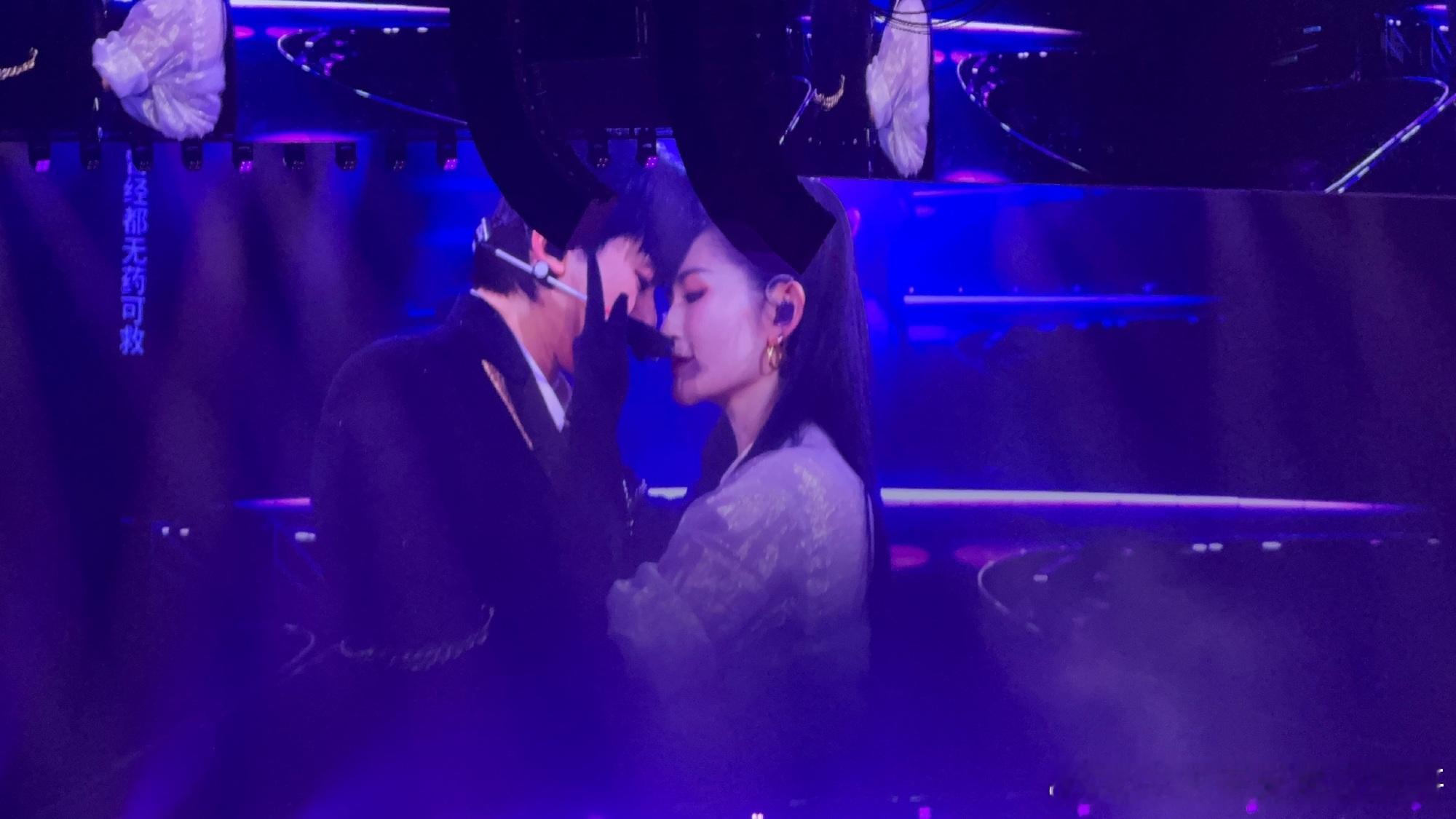 张杰工作室评论区🙉🙉 今晚的双人舞台更刺激粉丝了，但闹了有啥用 