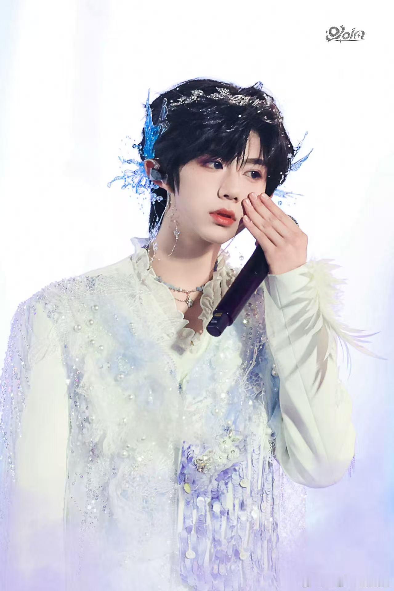 陈奕恒川渝春晚路透 陈奕恒川渝春晚路透太惊喜，高糊镜头下的颜值依旧能打，期待舞台