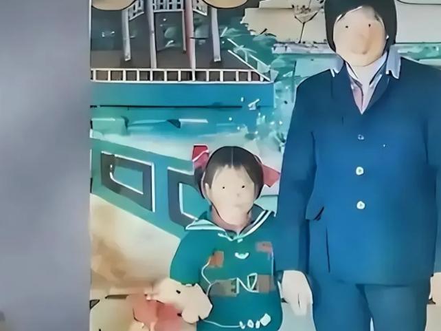 1992年，湖北的一对夫妇自杀身亡，仅留下只有5岁的女儿独自生活，谁料18年后女