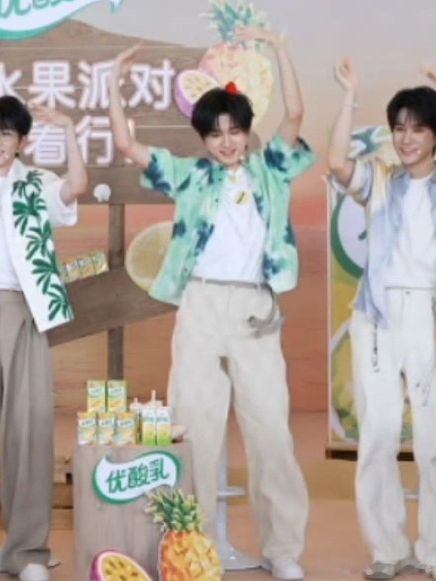 宋亚轩草莓发夹宋亚轩柠檬项链 宋亚轩柠檬项链真的好好看啊 ​​​