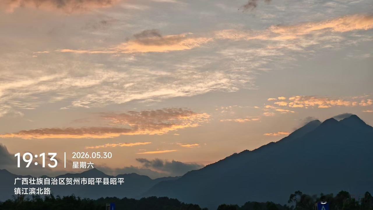 江滨的晚风太懂事了！

吃过晚饭去江边溜达，本来是图个凉快。谁想到一抬头，天边正