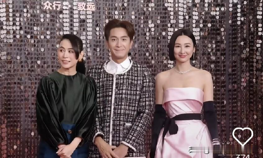 马国明也太好笑了！走红毯穿得比宣萱还女人！

这小香风外套，加上这个握手立正的站