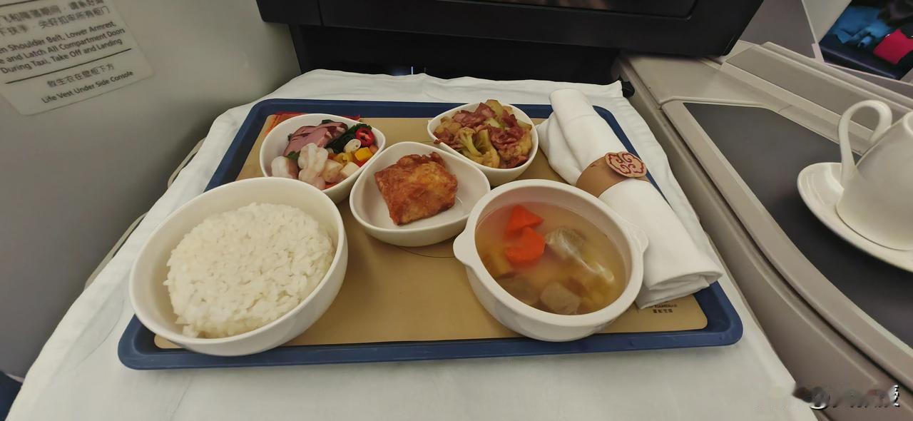厦门航空的午餐
今天我旁边坐了一个大叔，感觉这哥们有点太过挑剔。说实话我这个体型