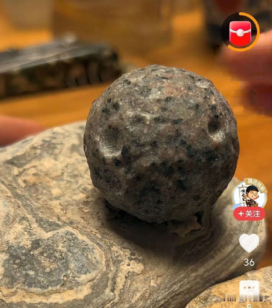 这个平平无奇的石头，打眼看去 就像河滩里的普通石头，可是晚上却会发出火山一样的光