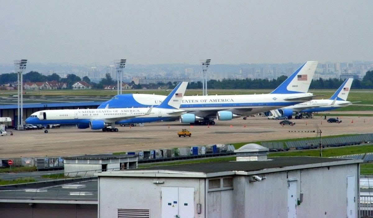 近日特朗普抵达瑞士参加达沃斯论坛，阵仗很大。

由于美国总统同时也是武装部队总司