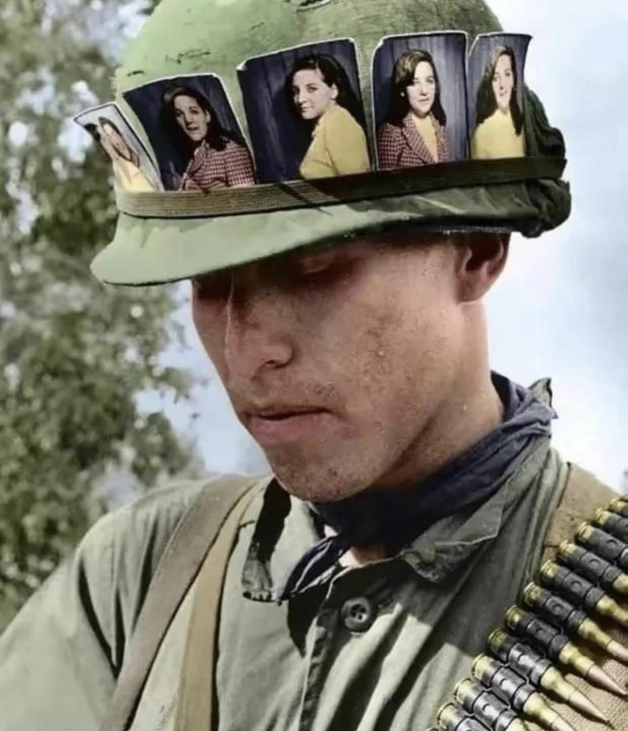 你见过把5张同款女友肖像全夹在头盔绑带上的美军士兵吗？这张1968年摄于越南古芝