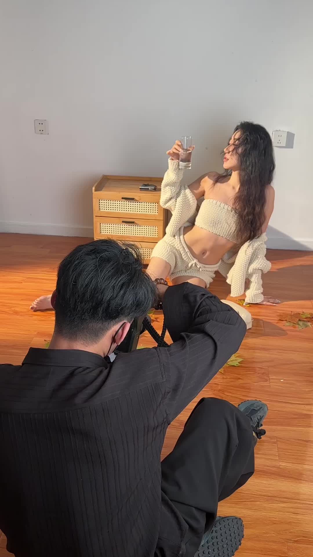 单副画      醉后不知天在水，满船清梦压星河