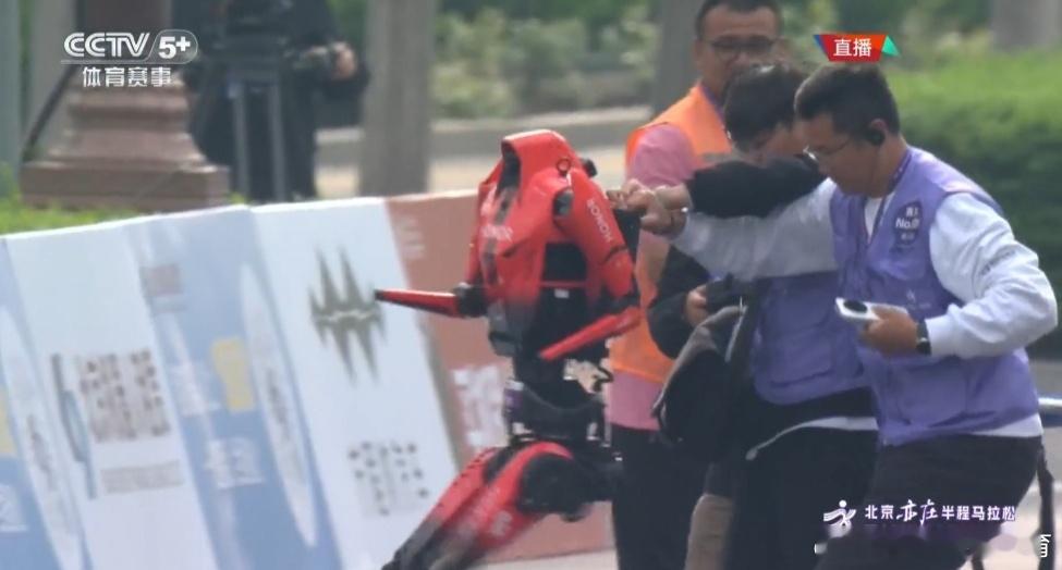 人形机器人仍然停留在智障阶段，完全依赖人为操控的大玩具。过弯道的时候，仍然不能自