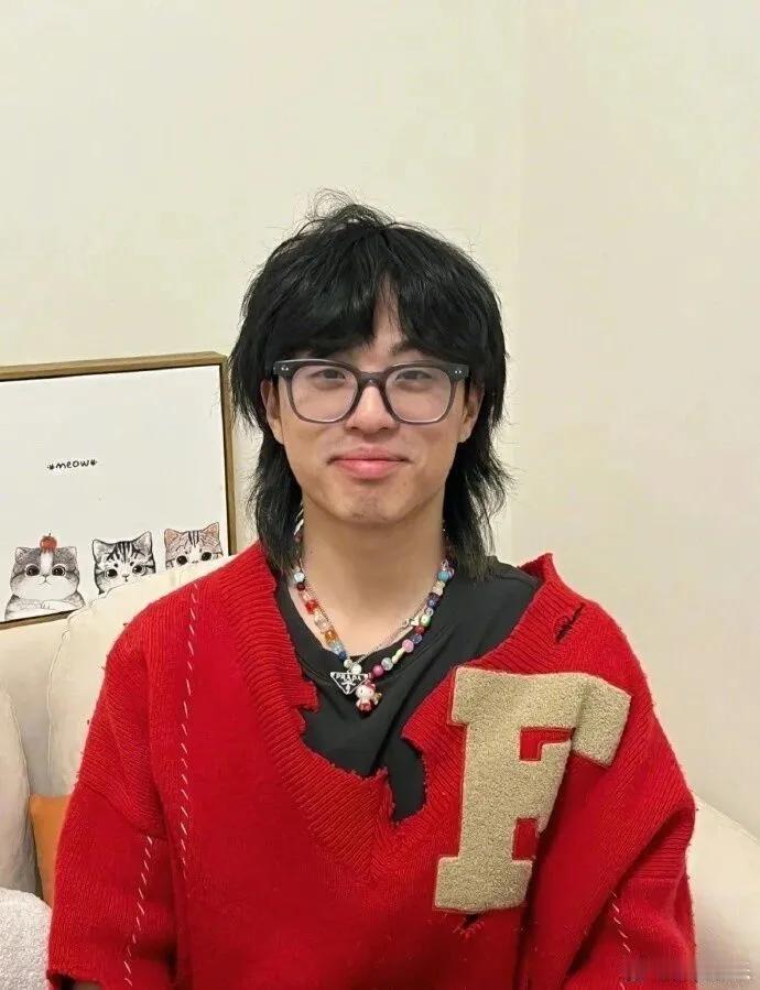 娱乐圈真是充满戏剧性，说唱歌手“孩子王”Jake一个月前被传在美国车祸去世，他母