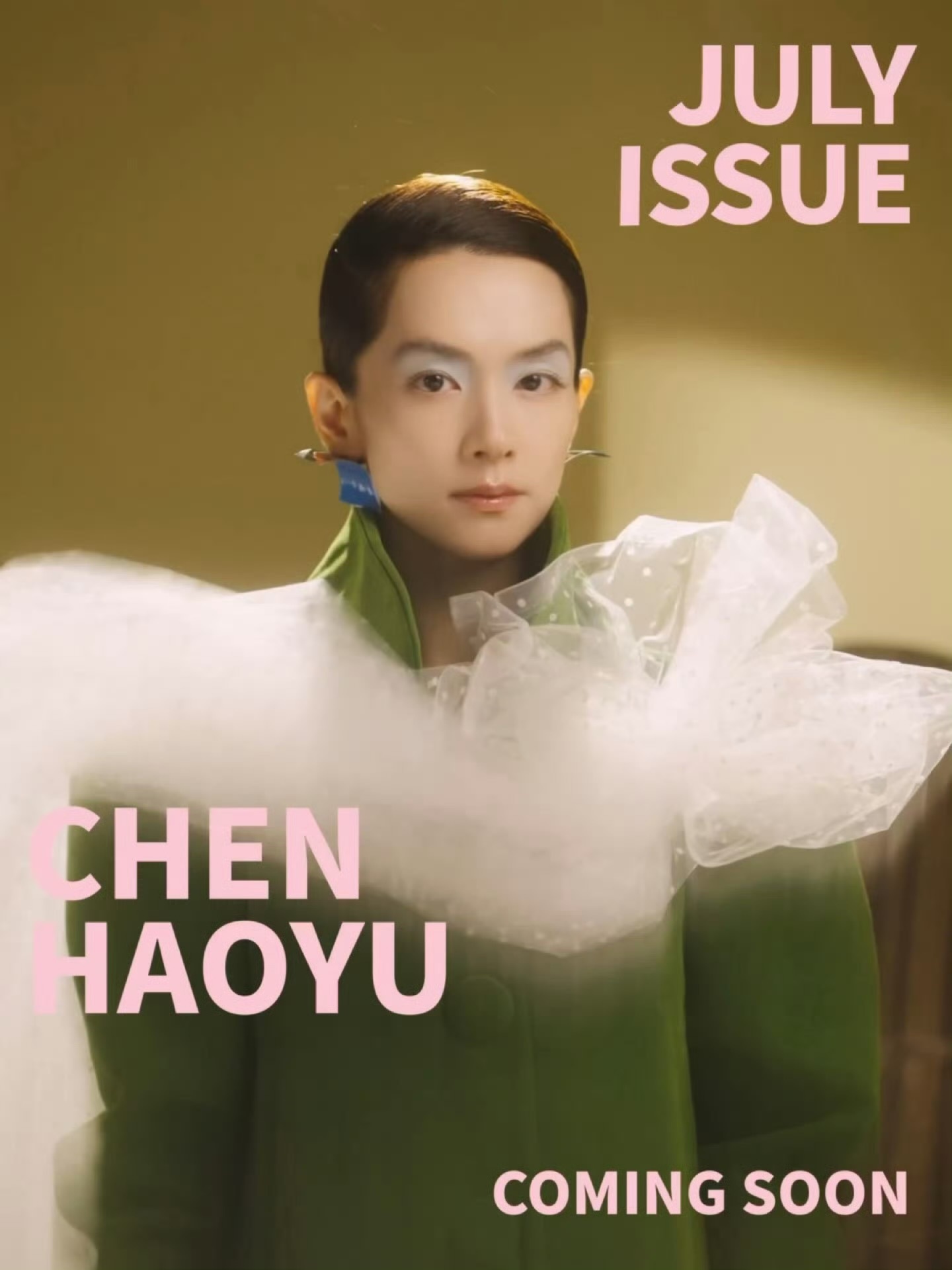 陈昊宇即将登上《嘉人》七月刊封面 ！撞色碰撞干净利落，冷感妆容中和红衣浓烈，先锋
