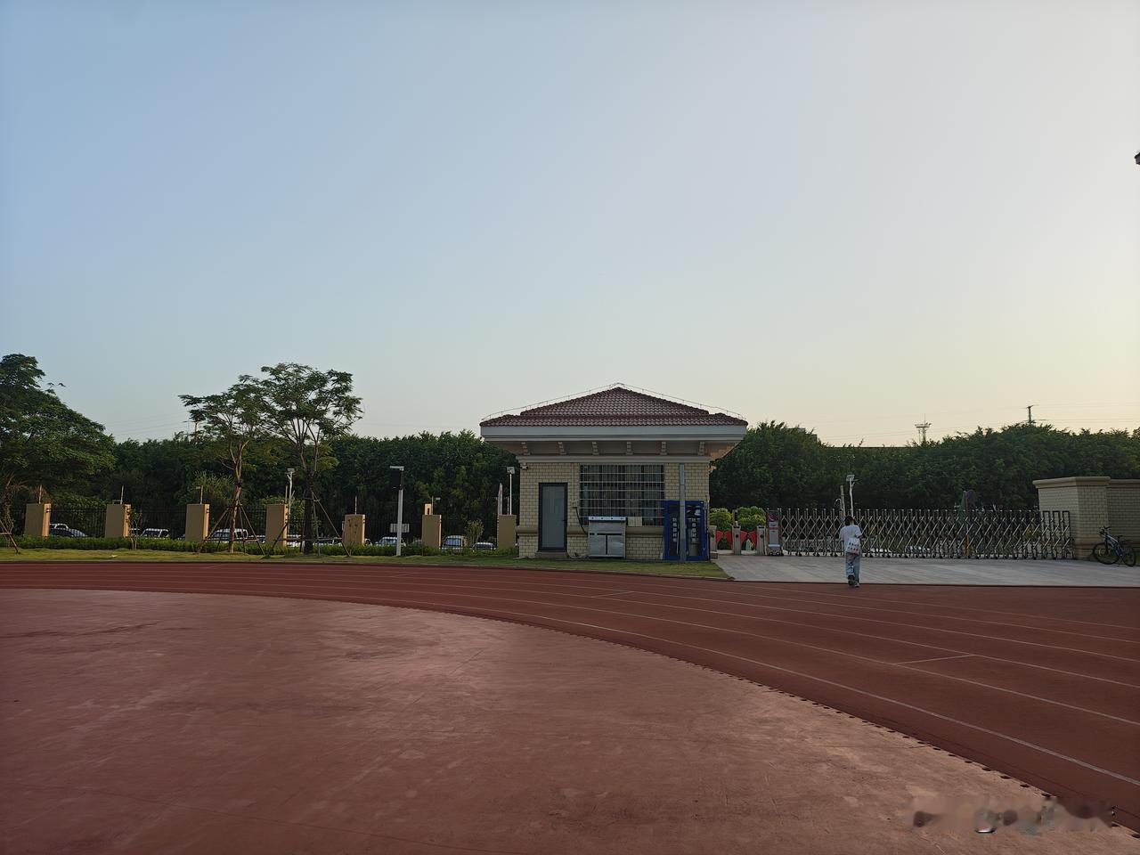 秋日生活打卡季秋风掠过大地，阳光温柔不燥热，拾一片金黄落叶，静享秋日独有的安然时