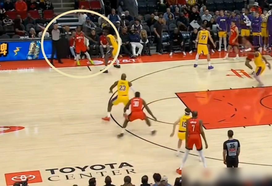 他当场冲教练咆哮！3000万合同直接崩了！
 
湖人面前，他11投只进2球，三分