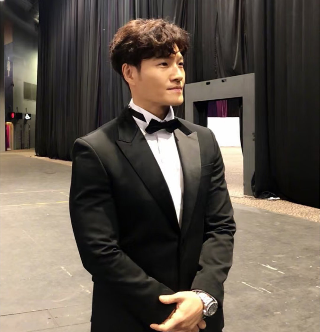 金钟国官宣结婚是韩国跑男里面哪个啊？分不清，他们长的一样[允悲][允悲] ​​​