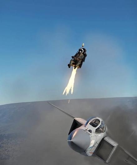 为何飞行员跳伞后就不能射杀？即使在战场杀红了眼，也不能杀飞行员，因为日本试过了，