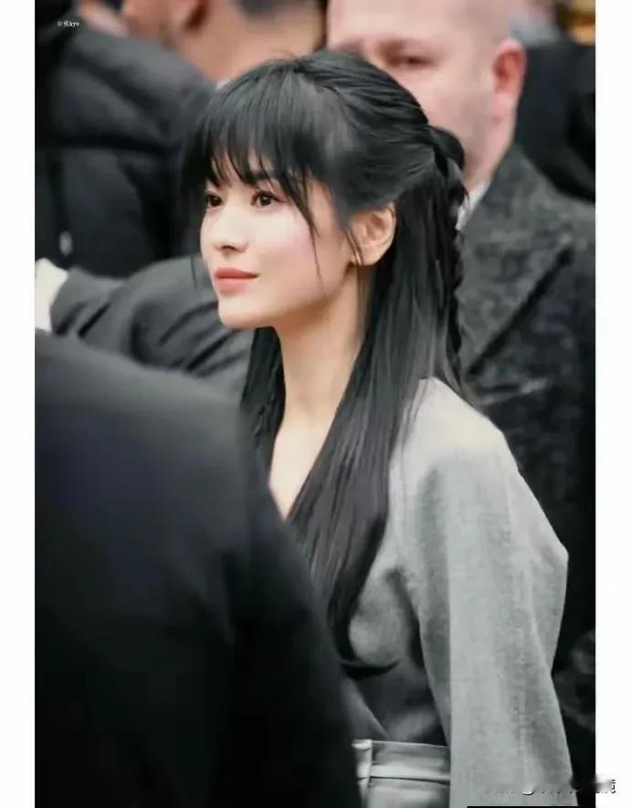 照片中这个韩国女明星，看着就像20多岁的样子，其实她已经42岁了。
这个打扮好清