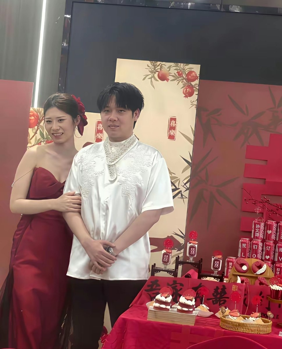 这是我表弟，今天订婚了，恭喜他！不懂就问，订完婚同居应该合法吧！ 