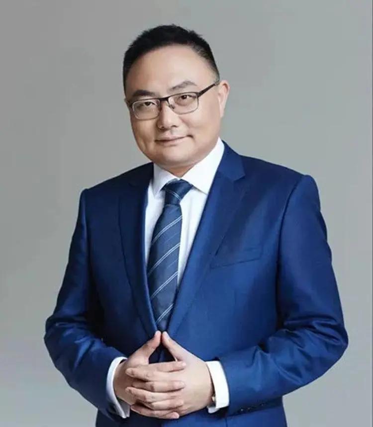 跟身价33亿的罗振宇学习，不是找死，就是想疯。每年听完他的跨年演讲，头发就会掉了