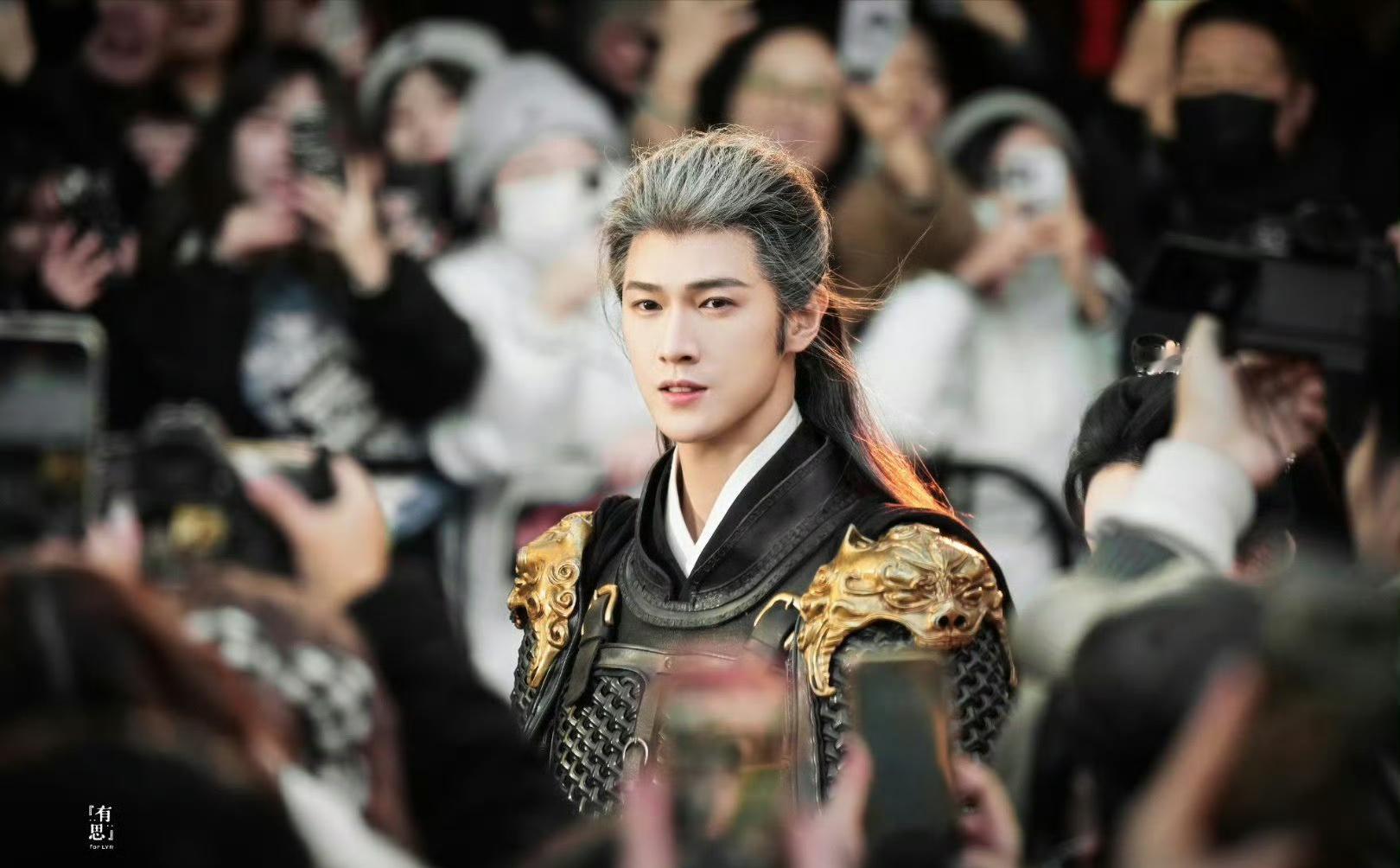 李昀锐九重紫收官发布会现场饭拍，宋墨周围的摄像机看起来好有穿越的感觉[好喜欢] 