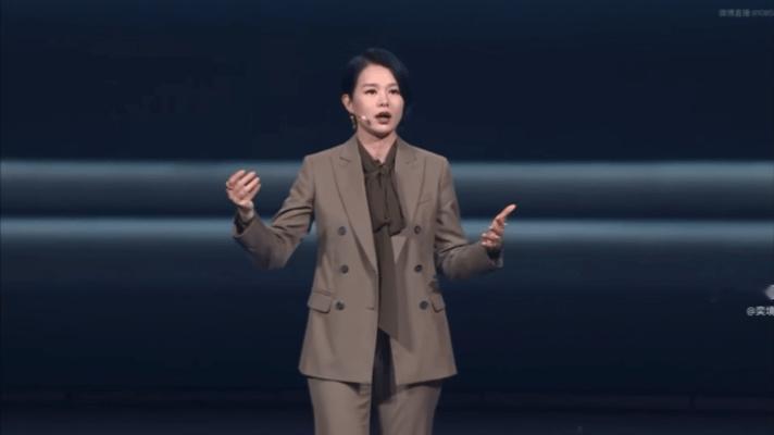 胡杏儿为一家五口选奕境X9 “靠谱的才配进家门”，胡杏儿这句选车标准很实在。对五