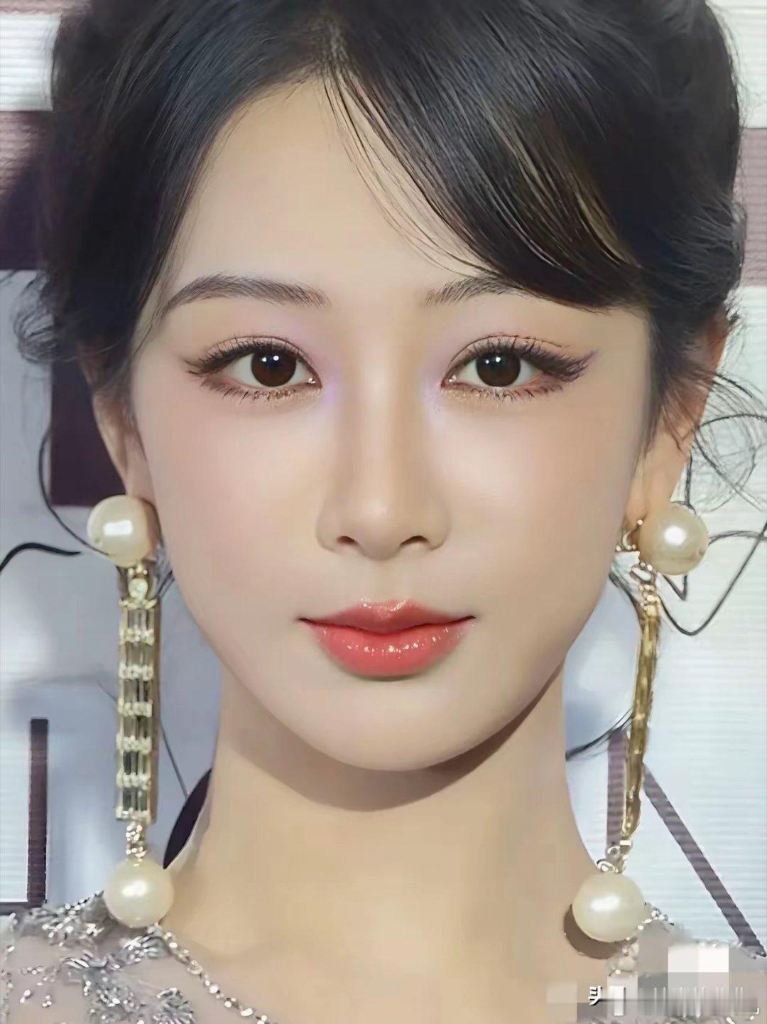 孙俪指着杨紫说道：“我们第一次见！”杨紫也赶忙点头说道：“我们是第一次见。”听到
