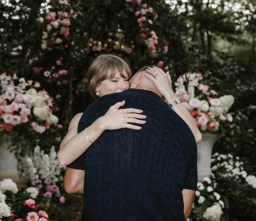 TaylorSwift  Taylor Swift 与 Travis Kelce