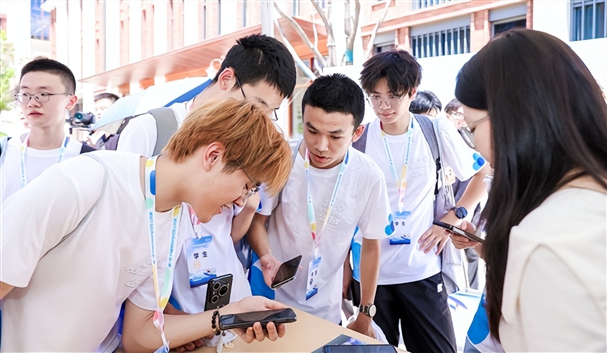 200名学子走进华为练秋湖基地：第一堂HarmonyOS公开课