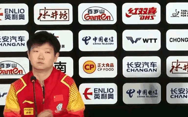莎莎又又迷糊了！[捂脸]拼尽全力得来的冠军🏆忘记拿了！#乒乓球决赛了# #莎莎
