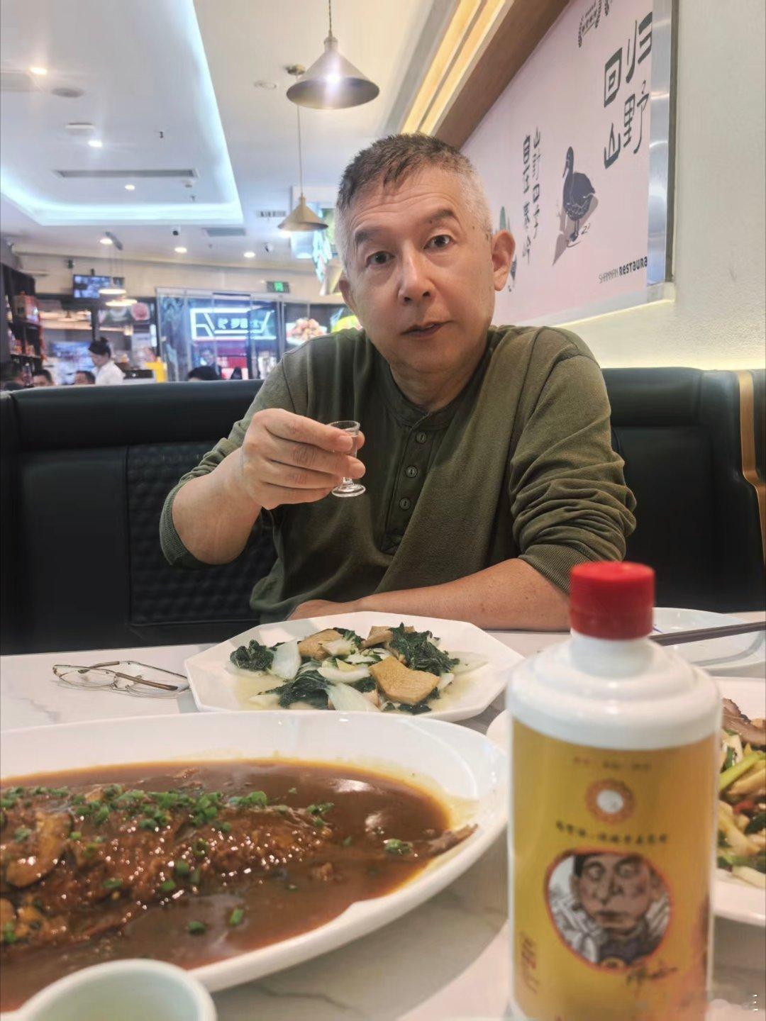 阿贵请我吃饭，我说，酒喝我的。​阿贵还没有退休，杯酒之间还要忙着给下面的人交代节