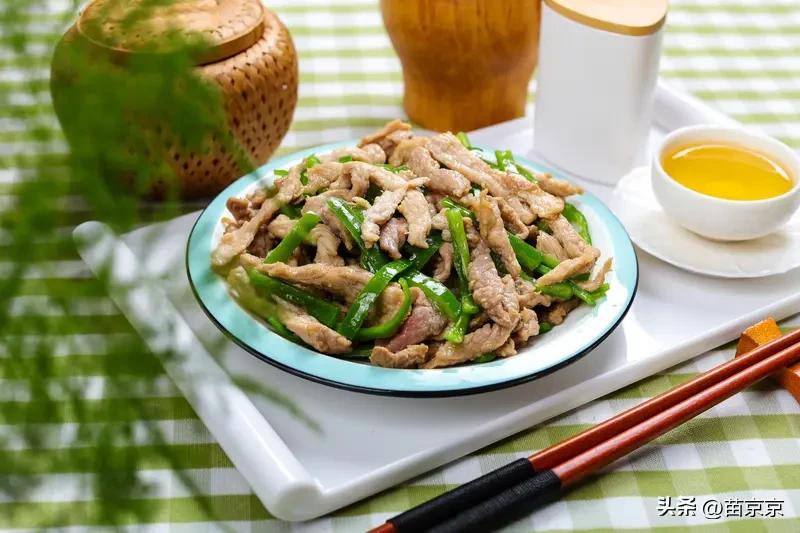 中午炒了一盘青椒炒肉丝，青椒脆嫩爽口，肉丝滑嫩入味，咸淡刚刚好。
再来一盘清炒油