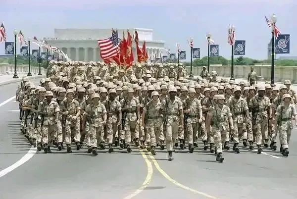 阅兵了，阅兵了，
特朗普作为三军部队的总司令，
检阅了美国军队，
突破了美国人的