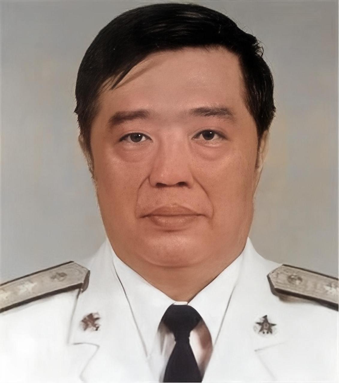 1998年，香港，贺龙之子贺鹏飞，看四下没人，闪身冲进一间商人办公室 ，凑到那人