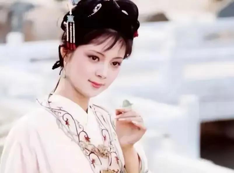 大多数人不喜欢薛宝钗，觉得她虚伪冷漠，其实她才是最真实的，她也是个可怜人。有个不