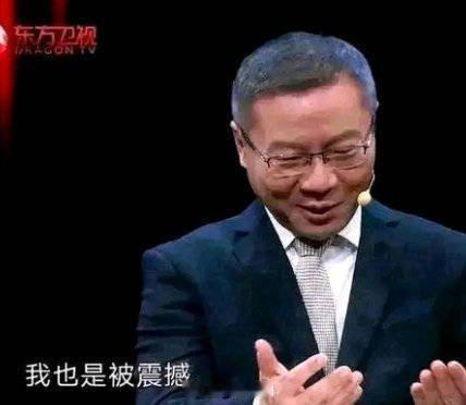 好心扶人却挨巴掌！红衣女子的眼镜碎了，老人道歉就够了吗？
女子扶老人过马路反被扇