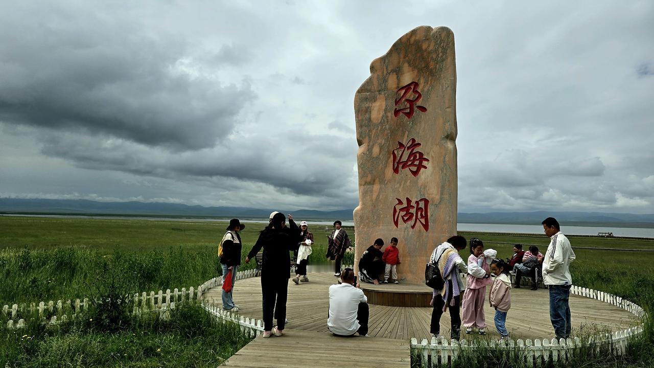 尕海湖，位于甘肃省甘南州碌曲县尕海乡，因其美丽的自然风光而闻名于世，1999年升