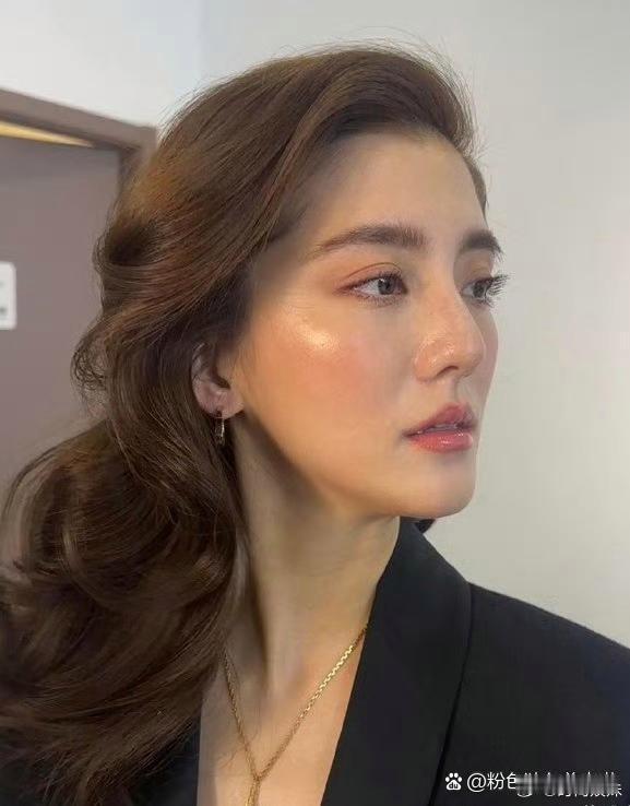 吴千语新水光妆，脸庞更显精致，如童话公主般迷人。妆容惊艳，魅力难挡 