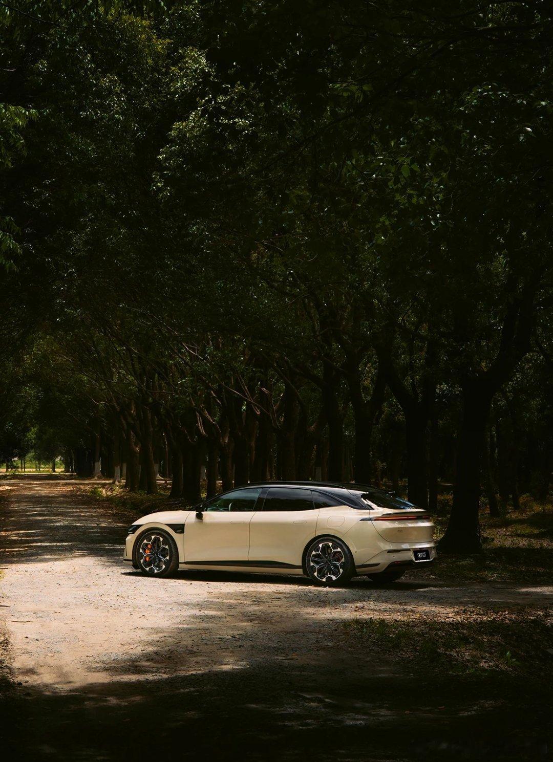 极氪 通过精准的声场定位、多通道独立功放以及针对车内独特声学环境的专项调校，它能