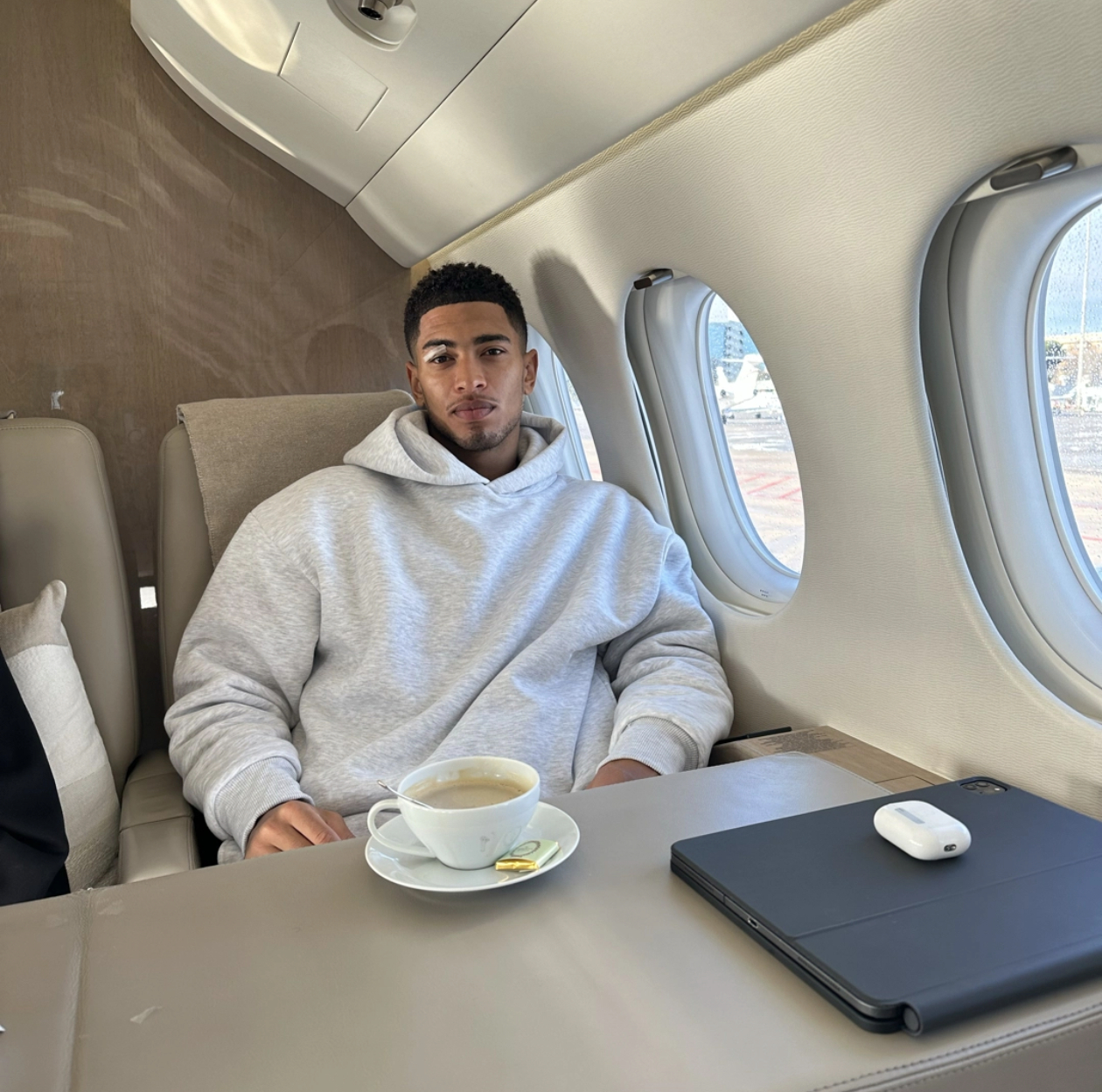 带着精心准备的胡子和皇马一起去迪拜了贝林厄姆