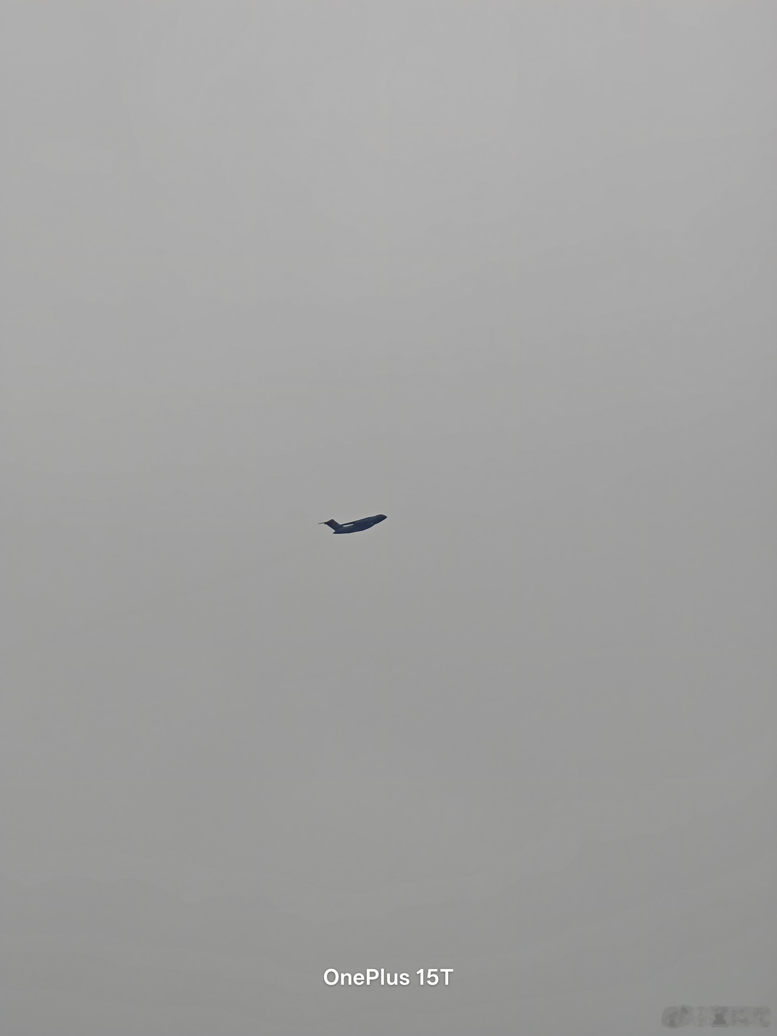 在沈阳生活对军迷来说很爽，经常能看到各种军机，刚刚抬头就遇到运20。 沈阳