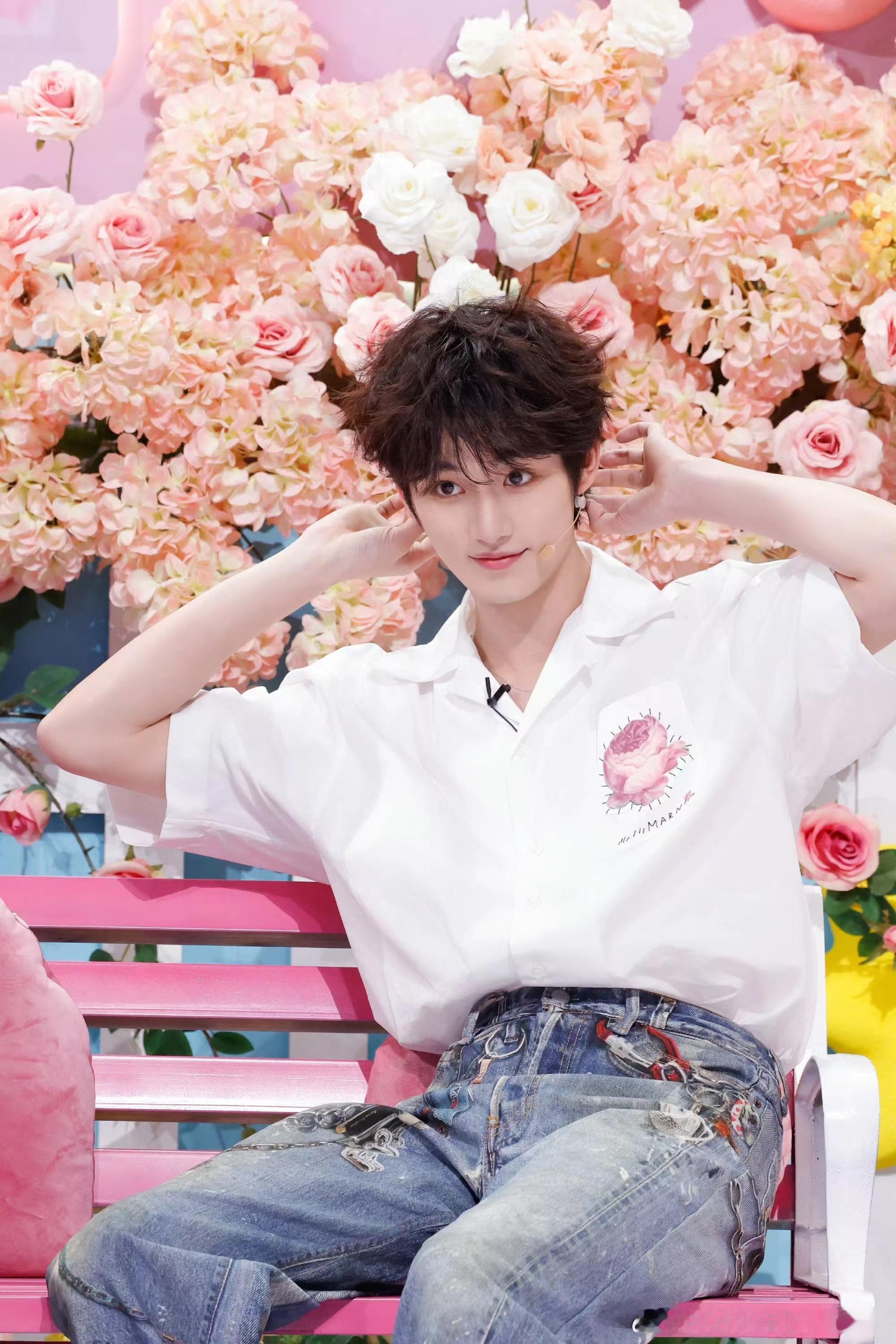 #丁程鑫花朵衬衫##丁程鑫蓬松卷毛#丁程鑫花朵衬衫，哇塞 ​​​