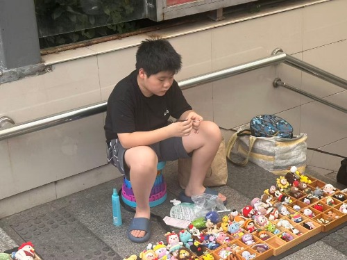 合肥逍遥津地下通道的“钩针少年”：三年摆摊，钩出成长与担当