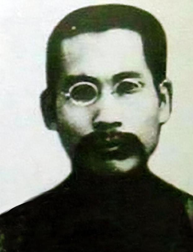 1951年9月26日，北京中南海丰泽园。"张校长，您好！"毛泽东主席紧紧握住眼前