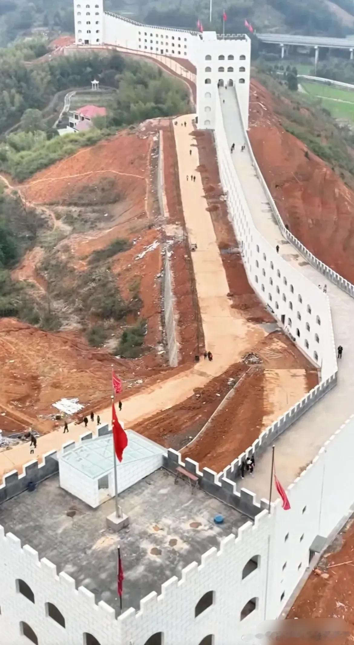 秦始皇来了湖南都得恍惚，这长城造型的建筑竟然是湖南浏阳都市职业学院。城墙、烽火台