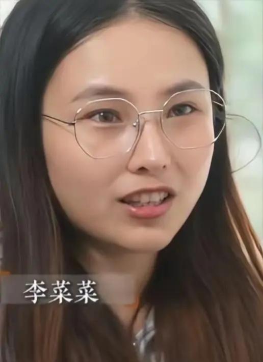 浙江95后姑娘李菜菜，患上被称作“不死癌症”的骨髓炎，一度瘫痪卧床，连至亲都选择