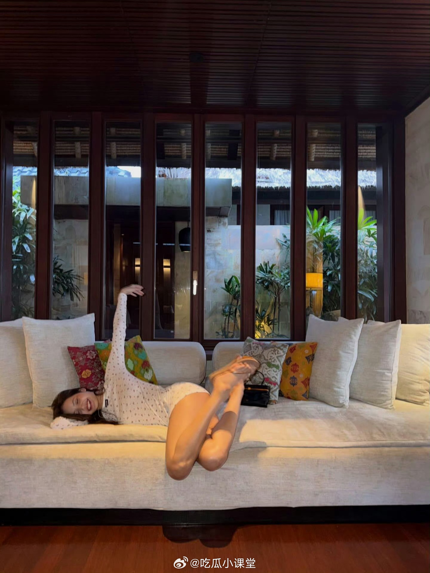 Lisa生日晒泳装照 队友Rosé的祝福好戳人，“My one and only