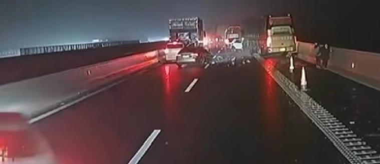 低温造成路面结冰，数十辆车连环相撞，多人受伤送医，事发沪昆高速萍乡段。1月21日